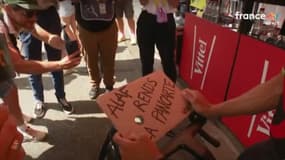 La pancarte de Wout Van Aert pour Julian Alaphilippe avant la 15e étape du Tour de France, le 20 juillet 2025.