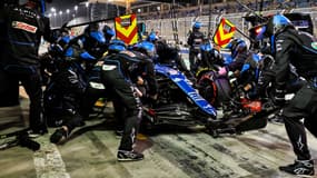Esteban Ocon et son Alpine aux stands, lors du GP de Bahreïn