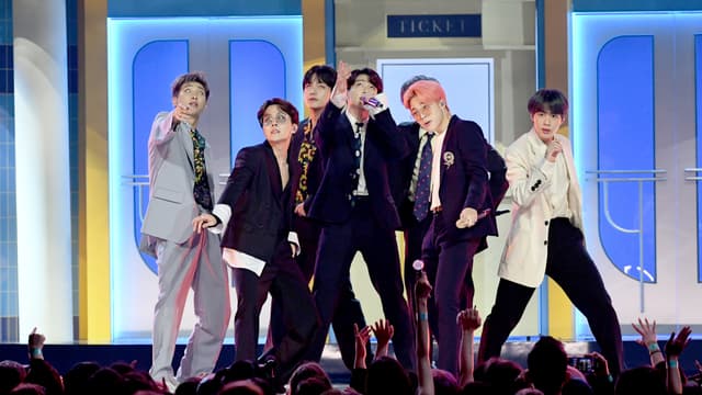 BTS, le groupe de tous les records, se produit au Stade de France