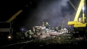 Les secours fouillent les décombres d'un des immeubles touchés par l'attaque aérienne du samedi 3 juin. (Photo d'archive)