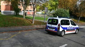 Une voiture de police devant l'école primaire de Sara, à Sarreguemines, en Moselle (France). Le 13 octobre 2025. (Photo d'illustration)