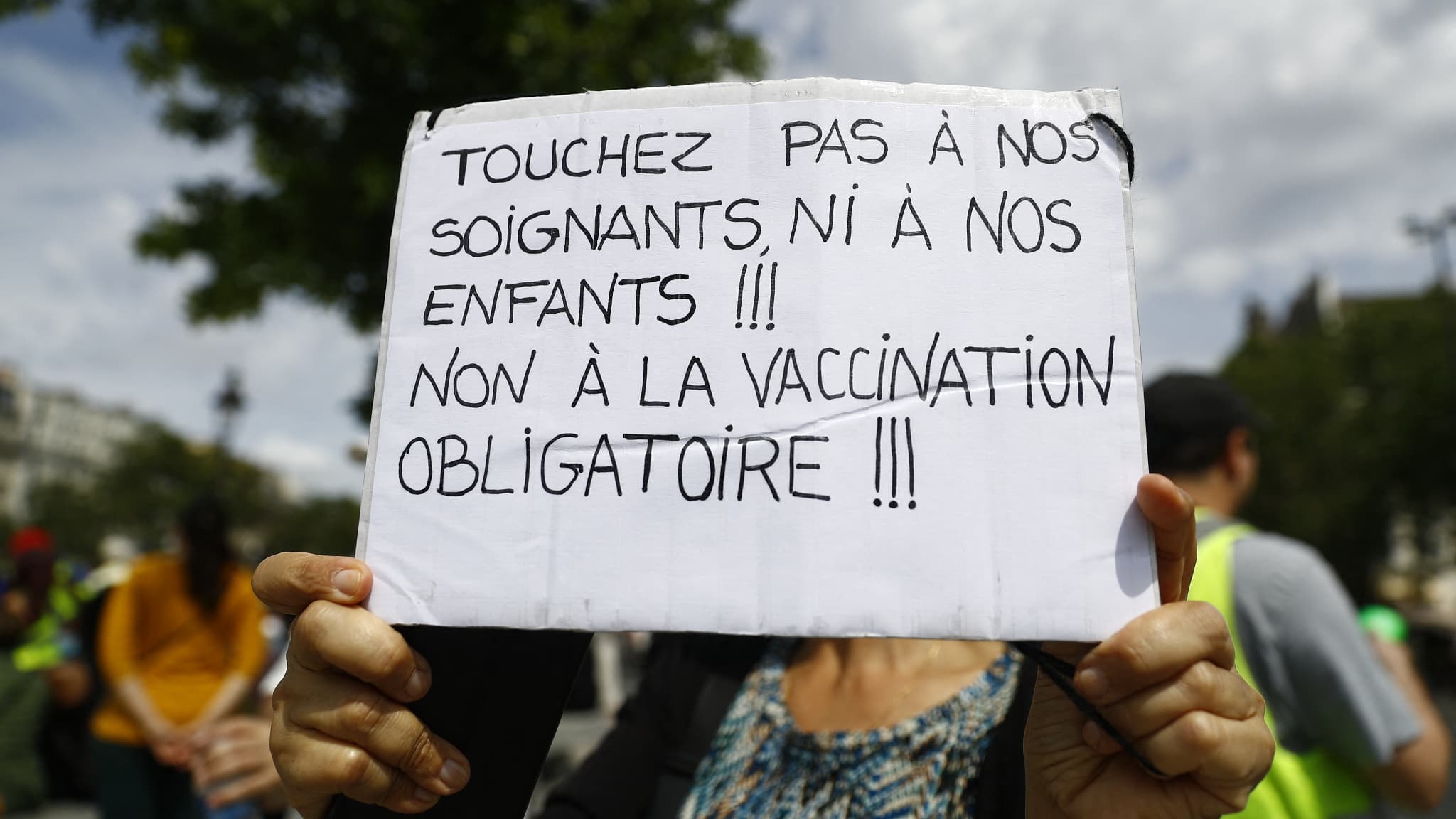 Un manifestant brandit une pancarte ce samedi place de la Bastille à Paris Un manifestant brandit une pancarte ce samedi place de la Bastille à Paris
