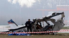 Un petit avion s'est écrasé samedi à l'aéroport de Charleroi en Belgique, faisant cinq morts et entraînant la fermeture de l'aéroport. /Photo prise le 9 février 2013/REUTERS/Sebastien Pirlet
