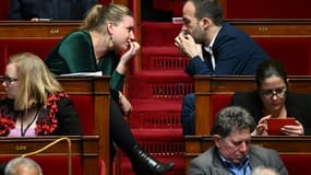 Les députés de La France Insoumise Mathilde Panot et Manuel Bompard conversent pendant une séance de questions au gouvernement à l'Assemblée nationale, le 21 mars 2023