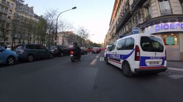 Une association invite les internautes à signaler les voitures de police mal stationnées.