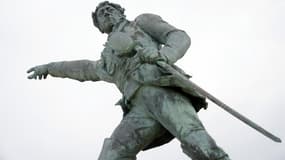 Une statue du corsaire Robert Surcouf.