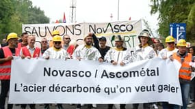 Des manifestants  et des élus locaux participent à une marche citoyenne en soutien aux salariés de l'usine de l'aciériste NovAsco à Hagondange, le 4 septembre 2025 en Moselle