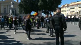 Lors du rassemblement niçois de samedi. Le drapeau arc-en-ciel visible est celui tenu par Geneviève Legay.