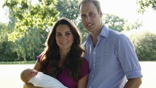 Le prince William et sa femme Catherine ont diffusé mardi les premières photos officielles de leur fils.