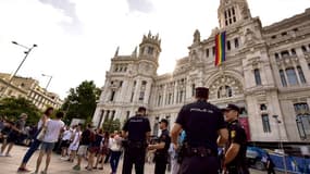Un drapeau de la Gay Pride sur l'hôtel de ville de Madrid le 26 juin 2017 