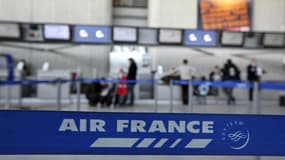 La direction d'Air France et le Syndicat national des pilotes de ligne (SNPL, majoritaire) ont signé un accord ouvrant la voie à la renégociation d'ici au mois de juin des accords d'entreprise, rapporte dimanche le site d'informations économiques La Tribu