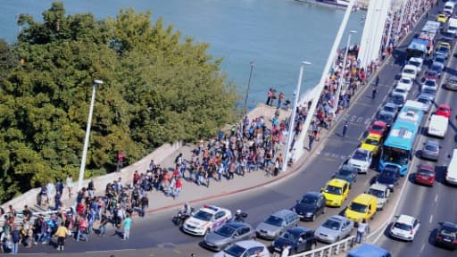 Plus d'un millier de migrants quittent à pied la zone de transit de la gare principale de Budapest pour rejoindre la frontière autrichienne, le 4 Septembre 2015