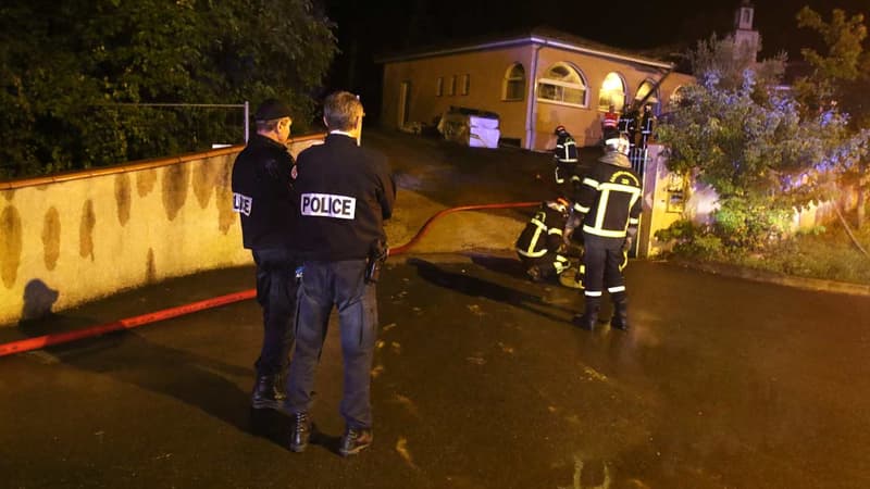Les policiers et les pompiers interviennent sur les lieux de l'incendie de la mosquée d'Auch