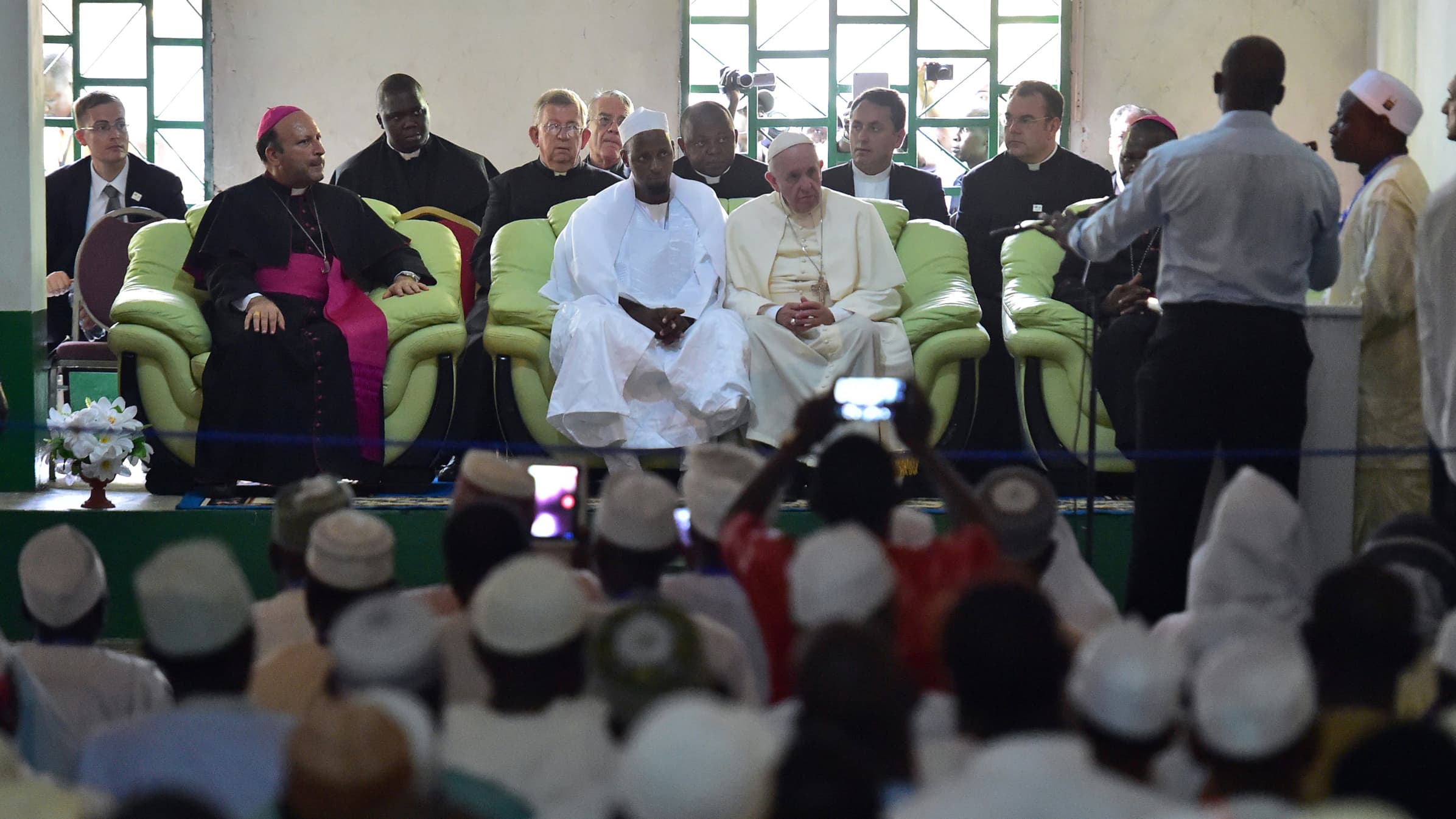 Le pape François dans la grande mosquée de Bangui, le 30 novembre 2015. Le pape François dans la grande mosquée de Bangui, le 30 novembre 2015.