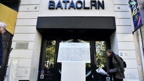 Une femme dépose des fleurs devant une plaque commémorative lors d'une cérémonie au Bataclan à Paris, sept ans après les attentats terroristes, le 13 novembre 2022.