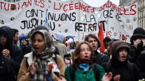 Des étudiants et des jeunes manifestent ce vendredi 14 avril aux abords de la gare Saint-Lazare à Paris.