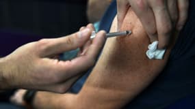 Une personne se fait vacciner contre le Covid-19, le 13 décembre 2021 à Garlan, dans le Finistère