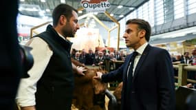 Emmanuel Macron (à droite) au salon de l'agriculture à Paris le 22 février 