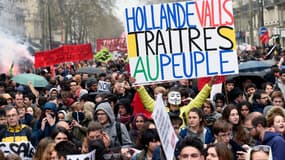 Jean-Baptiste Reddé, dit Voltuan, brandissant une pancarte dans le cortège parisien contre la loi Travail, ce samedi.