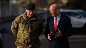 Le ministre de la Défense britannique John Healey (à droite) à Colchester, en Angleterre, le 19 décembre 2025.