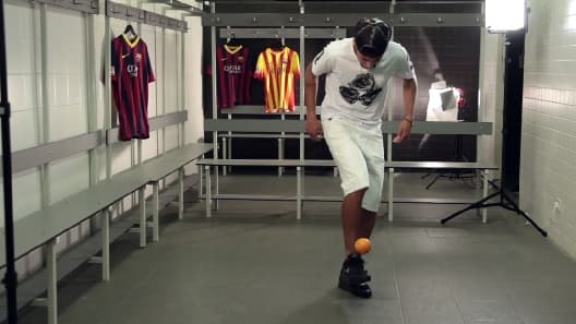 Quand Neymar jongle avec une orange et un chewing-gum