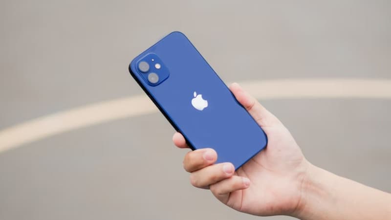 L’iPhone 12 voit sa commercialisation suspendue en France.