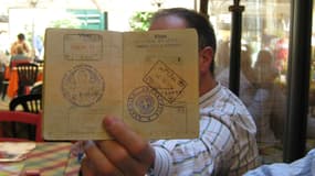 Un homme brandit son passeport (Photo d'illustration)