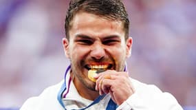Antoine Dupont croque la médaille d'or olympique après le sacre de l'équipe de France du rugby à 7 aux JO de Paris 2024, le 27 juillet 2024