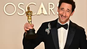 L'acteur Adrian Brody le 2 mars 2025 avec l'Oscar du meilleur acteur obtenu pour "The Brutalist"
