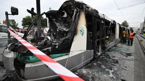 Un tramway incendié à Clamart (Hauts-de-Seine)