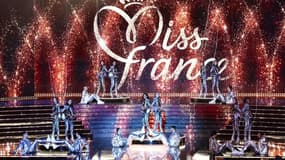 Des participantes à l'élection Miss France 2026 défilent, le 6 décembre 2025, à Amiens