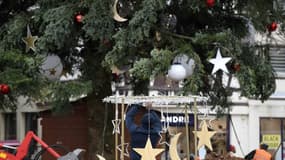 Installation des décorations avant l'ouverture du marché de Noël à Strasbourg, le 22 novembre 2021
