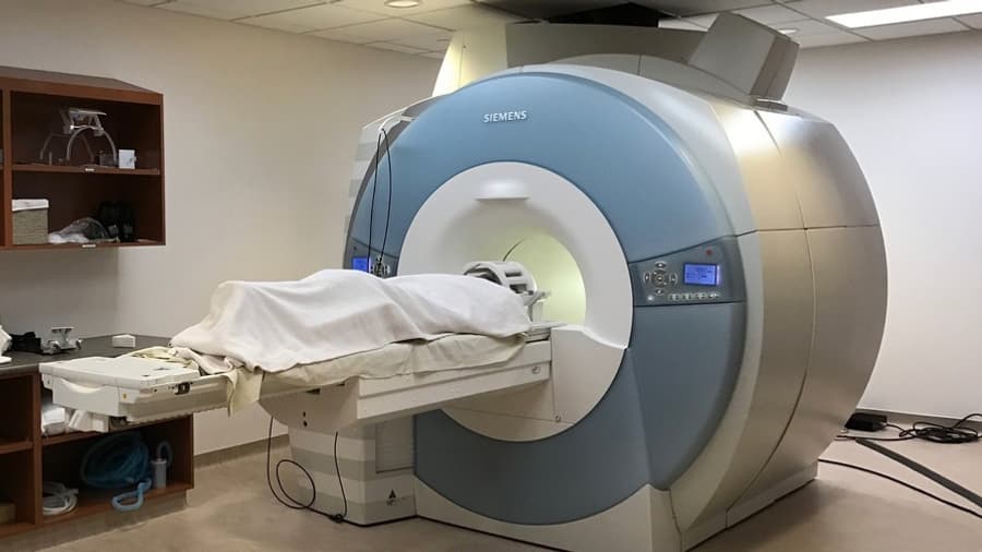 Scanner fMRI utilisé pour les expériences sur les alertes de sécurité