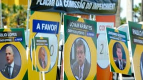 Appels à manifester contre la destitution de Dilma Rousseff affichés le 30 mars 2016 à Brasilia