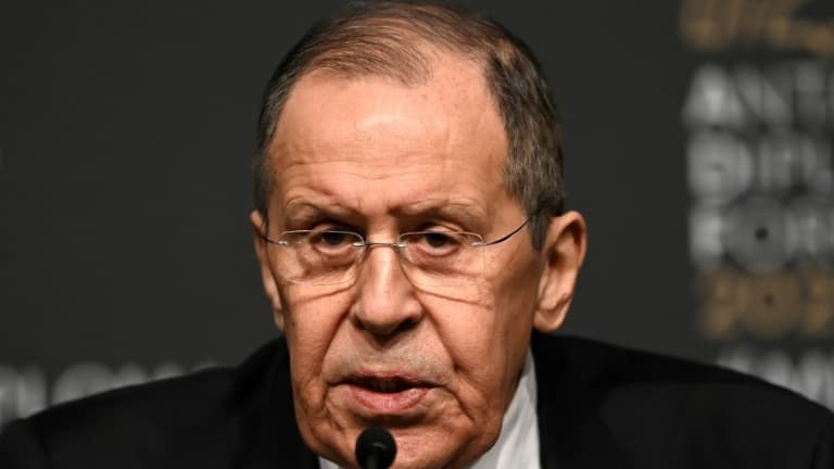 Le ministre russe des Affaires étrangères Serguei Lavrov s'adresse à la presse, à Antalya en Turquie le 10 mars 2022