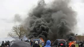 Un véhicule de gendarmerie en flammes lors d'affrontements autour d'une réserve d'eau contestée en construction à Sainte-Soline (Deux-Sèvres), où des milliers de personnes se sont mobilisées malgré l'interdiction du rassemblement, le 25 mars 2023
