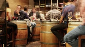 Des Français consommant de l'alcool dans un bar (illustration)