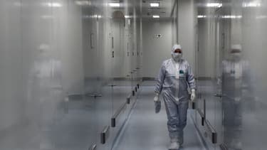 Une salariée du laboratoire d'État russe Vektor, à Strelna, en Russie, le 20 mai 2020.
