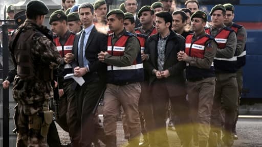 Des soldats turcs, accusés d'avoir participé au coup d'Etat avorté du 15 juillet, sont escortés vers le tribunal de Mugla, le 20 février 2017