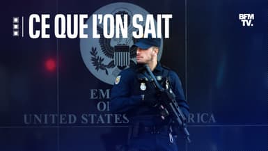 Un policier espagnol monte la garde près de l'ambassade des États-Unis à Madrid, le 1er décembre 2022, après avoir la réception d'une lettre piégée similaire à celle qui a explosé à l'ambassade d'Ukraine.