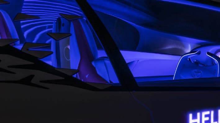 Le Concept-i affiche des messages pour informer les passagers comme les personnes aux alentours de ses actions et interagir avec eux. Le Concept-i affiche des messages pour informer les passagers comme les personnes aux alentours de ses actions et interagir avec eux.