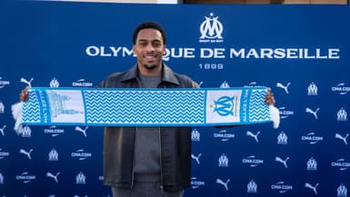 Quinten Timber avec une écharpe de l'OM pour sa signature à Marseille, le 21 janvier 2026