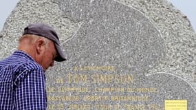 La stèle en hommage à Tom Simpson
