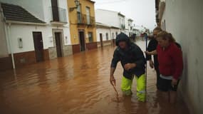 A Bobadilla, près de Malaga, dans le sud de l'Espagne. Sept personnes ont été tuées dans des crues provoquées par les pluies torrentielles qui se sont abattues en Andalousie et dans la province de Murcie, dans le sud de l'Espagne. /Photo prise le 28 septe