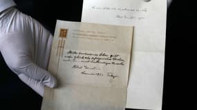 Les deux notes écrites par Albert Einstein à l'Imperial Hotel de Tokyo en 1922