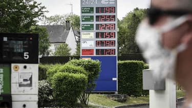Image d'illustration - Selon les derniers chiffres publiés ce lundi, les prix à la pompe ont encore légèrement augmenté la semaine dernière, trois semaines après le début du confinement.