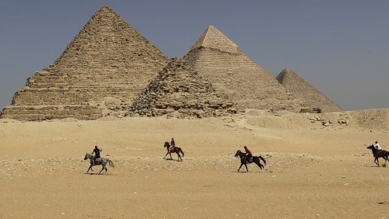 L'explosion visait un car de touristes à proximité des pyramides de Guizeh.