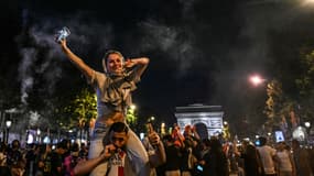 Des supporters célèbrent la victoire du PSG lors de la finale de la Ligue des champions de l'UEFA entre le Paris Saint-Germain (PSG) et l'Inter Milan à Munich, sur l'avenue des Champs-Élysées à Paris, le 31 mai 2025.