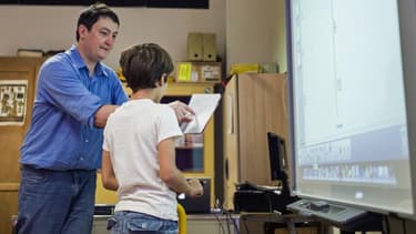 Le nombre de fonctionnaires a aussi baissé car certains postes d'enseignants ne sont pas pourvus