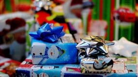 Quelques cadeaux de Noël entassés pendant les fêtes de fin d'année.